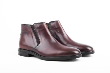 Beyaz arka planda erkek ayakkabıları