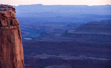 Karıncalar kanyonları arasında