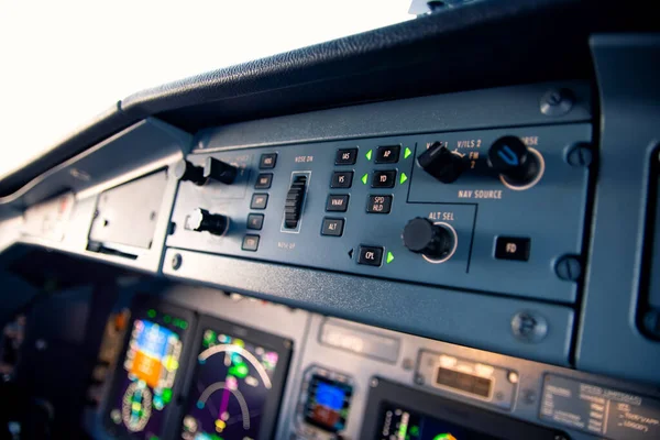 Vue sur le poste de pilotage d'un aéronef commercial — Photo