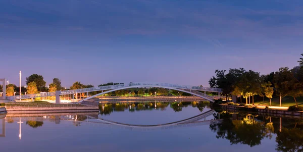 Ponte Lago Artificiale Riflesso Notte Parco Illuminato — Foto Stock