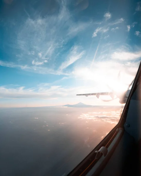 Side View Propeller Plane Flight Sunset Sea Some Clouds — Stock Photo, Image