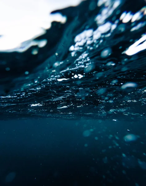 Kék Óceán Felszíne Ahogy Egy Hullám Halad Fölötte — Stock Fotó