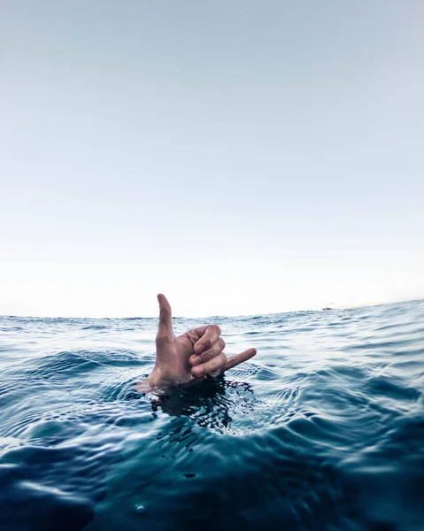 Szörfös Kéz Kék Óceánban Fekete Búvárruhában — Stock Fotó