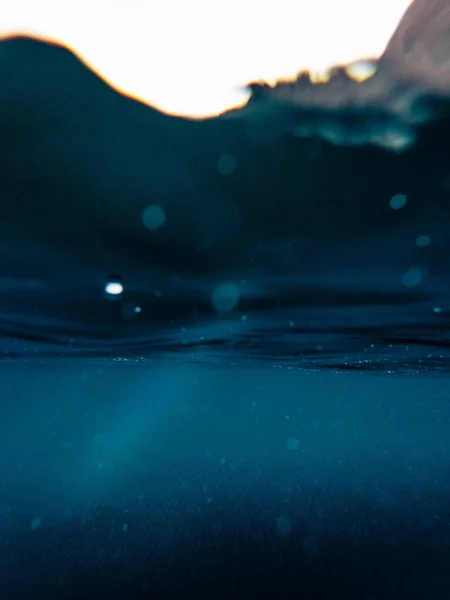 Kék Óceán Felszíne Kilátással Homokos Aljára Egy Tiszta Napon — Stock Fotó
