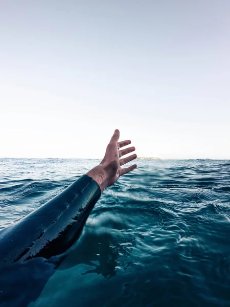 Nyújtott Kéz Búvárruhával Kék Óceánban Naplementekor — Stock Fotó