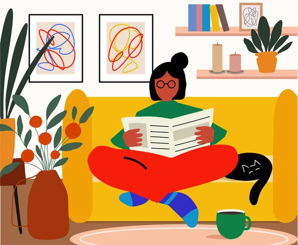 Μοναχική γυναίκα κάθεται στον καναπέ στο δωμάτιό της και reeding εφημερίδα ή βιβλίο. Σ / Κ ή ελεύθερος χρόνος. Νεαρή κοπέλα που χαλαρώνει με ένα φλιτζάνι τσάι ή καφέ. — Διανυσματικό Αρχείο
