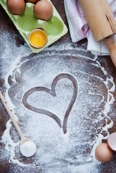 Serce wyciągnięte z mąki na stole w kuchni — Zdjęcie stockowe