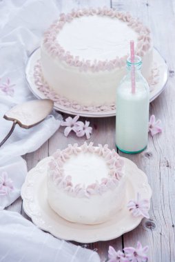 Pembe çiçekli beyaz pasta