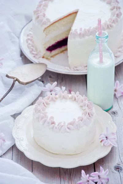 Weißer Kuchen mit rosa Blüten — Stockfoto
