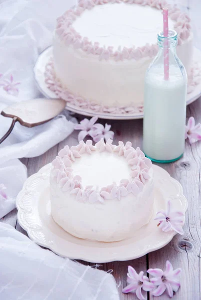 Biały tort z różowe kwiaty — Zdjęcie stockowe