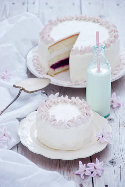 Weißer Kuchen mit rosa Blüten — Stockfoto