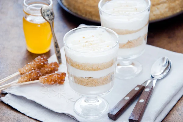 Honig und griechisches Joghurt-Dessert — Stockfoto
