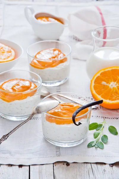 Рисовий пудинг з апельсиновим заварним кремом — стокове фото
