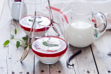 Berry soslu kremalı tatlı