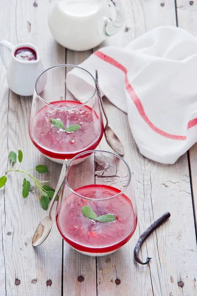 Berry soslu kremalı tatlı