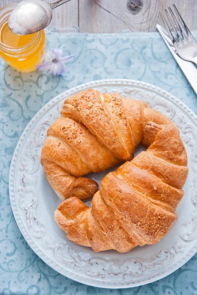 Frukost med croissant — Stockfoto