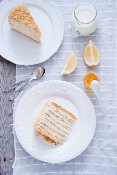 バニラ クリームと蜂蜜ケーキ — ストック写真