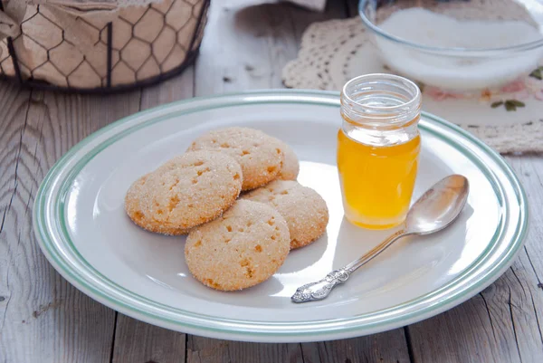 Домашнее сахарное печенье с медом — стоковое фото