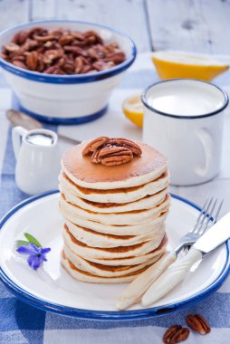 Akçaağaç şurubu ve pekan ile ev yapımı kek