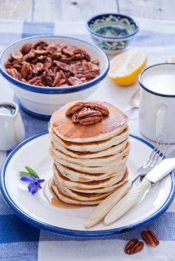 Akçaağaç şurubu ve pekan ile ev yapımı kek