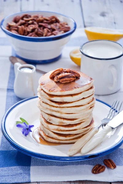 Homemade Pancakes with Maple Syrup and Pecan — Stock Photo, Image