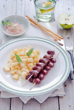 Izgara tavuk şiş ile Komposto elma Kalpler