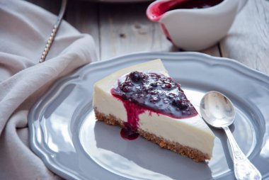 Berry soslu ev yapımı cheesecake