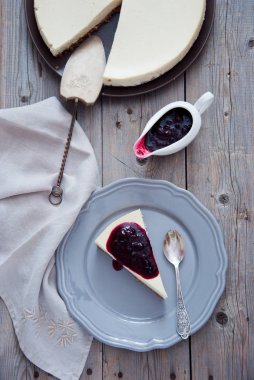 Berry soslu ev yapımı cheesecake