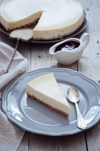 Berry soslu ev yapımı cheesecake