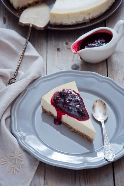 Berry soslu ev yapımı cheesecake