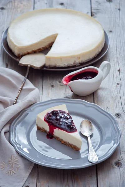 Berry soslu ev yapımı cheesecake