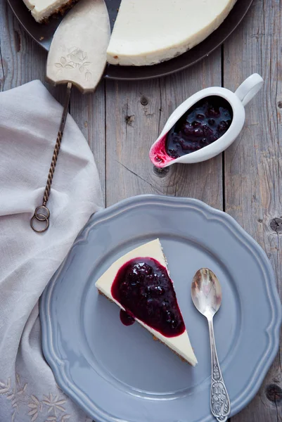 Berry soslu ev yapımı cheesecake