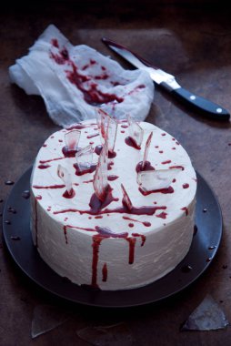 Cadılar Bayramı için dekore edilmiş kırmızı kadife kek