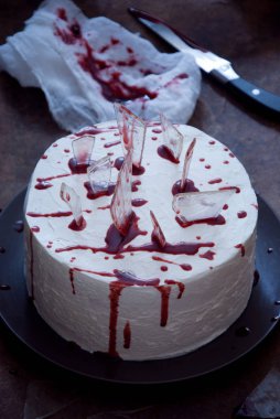 Cadılar Bayramı için dekore edilmiş kırmızı kadife kek
