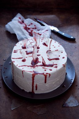 Cadılar Bayramı için dekore edilmiş kırmızı kadife kek