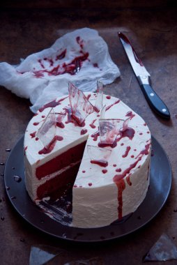 Cadılar Bayramı için dekore edilmiş kırmızı kadife kek