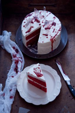 Cadılar Bayramı için dekore edilmiş kırmızı kadife kek