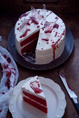 Cadılar Bayramı için dekore edilmiş kırmızı kadife kek