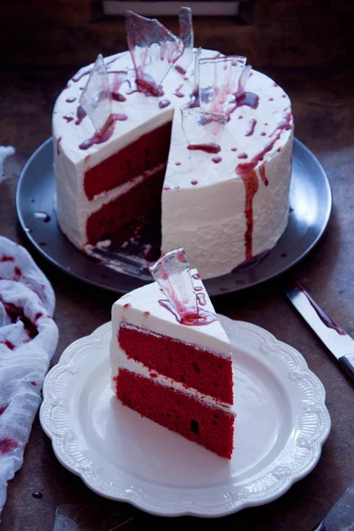 Κόκκινο κέικ βελούδου διακοσμημένα για αποκριές — Φωτογραφία Αρχείου