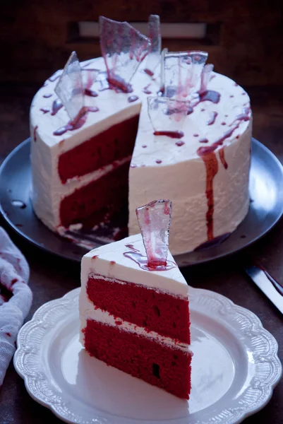 Κόκκινο κέικ βελούδου διακοσμημένα για αποκριές — Φωτογραφία Αρχείου
