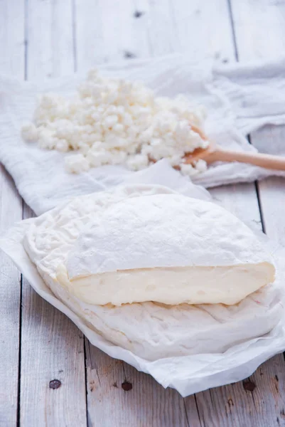 Queso casero Camembert y Brie — Foto de Stock