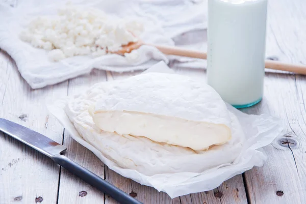 Queso casero Camembert y Brie — Foto de Stock