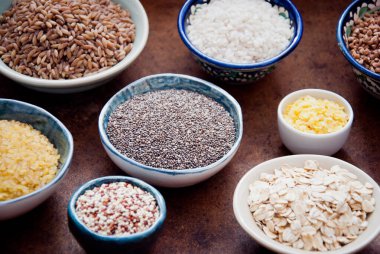 Farklı kâselerdeki çeşitli organik tahıl ve tahıllar