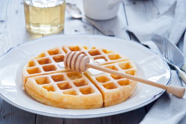 Kahvaltıda organik bal ile ev yapımı Waffle