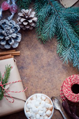 Hediyeli Noel çerçevesi ve şekerli sıcak çikolata. 