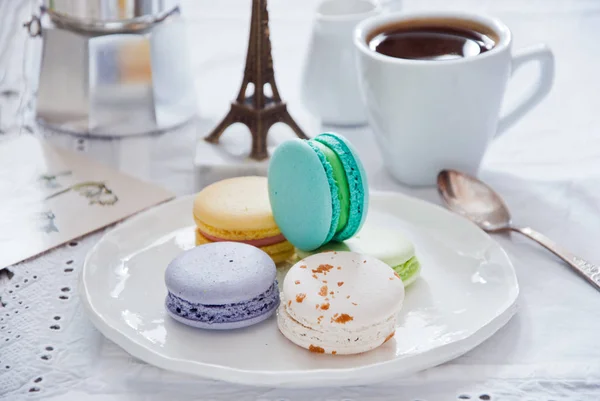 Café da manhã com macarons coloridos franceses com xícara de café — Fotografia de Stock