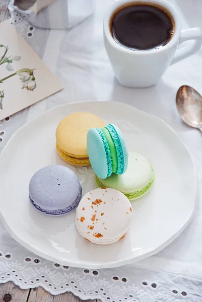 Café da manhã com macarons coloridos franceses com xícara de café — Fotografia de Stock
