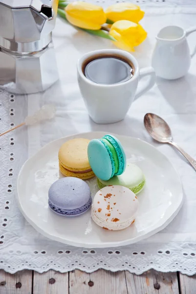 Café da manhã com macarons coloridos franceses com xícara de café — Fotografia de Stock