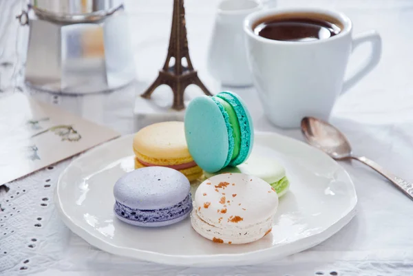 Śniadanie z francuskim kolorowe makarony z filiżanką kawy — Zdjęcie stockowe