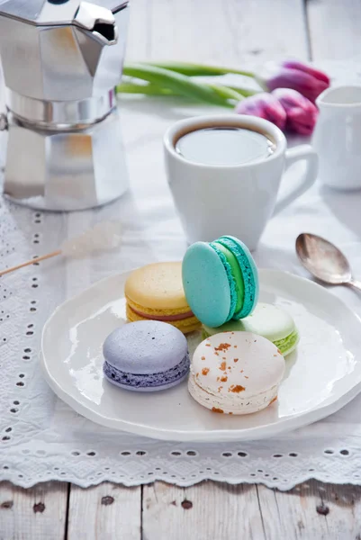 Café da manhã com macarons coloridos franceses com xícara de café — Fotografia de Stock
